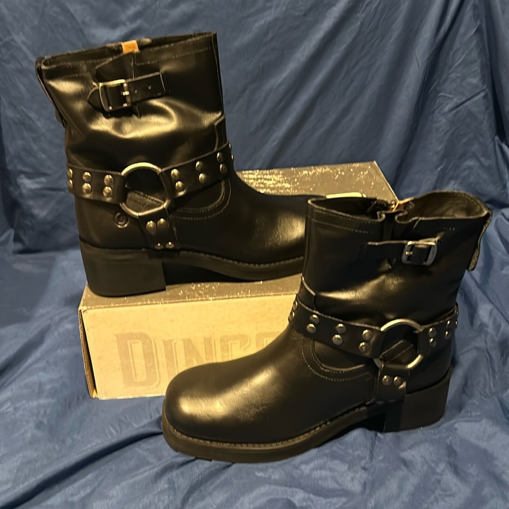 DINGO- short boot, black leather , asst new